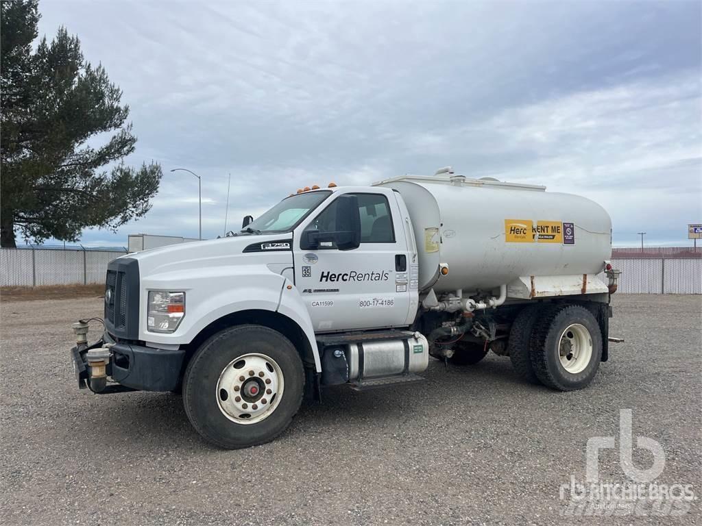 Ford F-750 صهاريج مياه