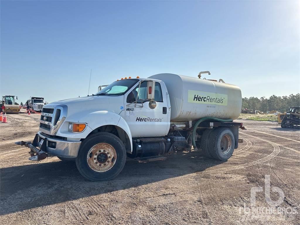 Ford F-750 صهاريج مياه