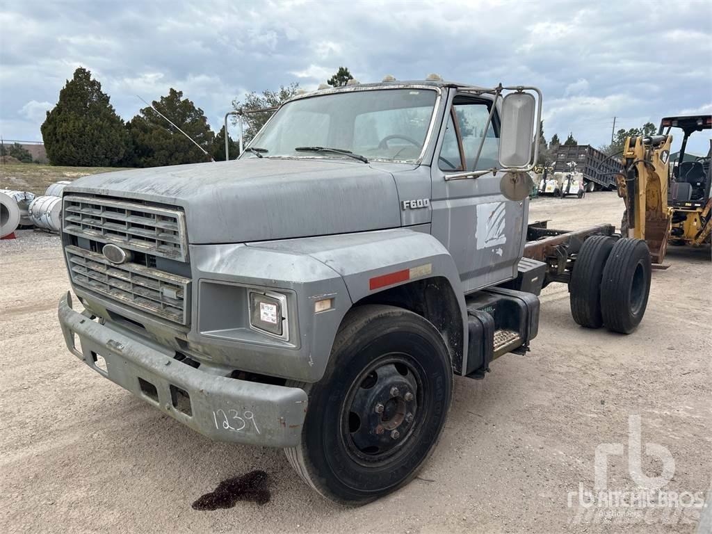 Ford F600 شاحنات بمقصورة وهيكل