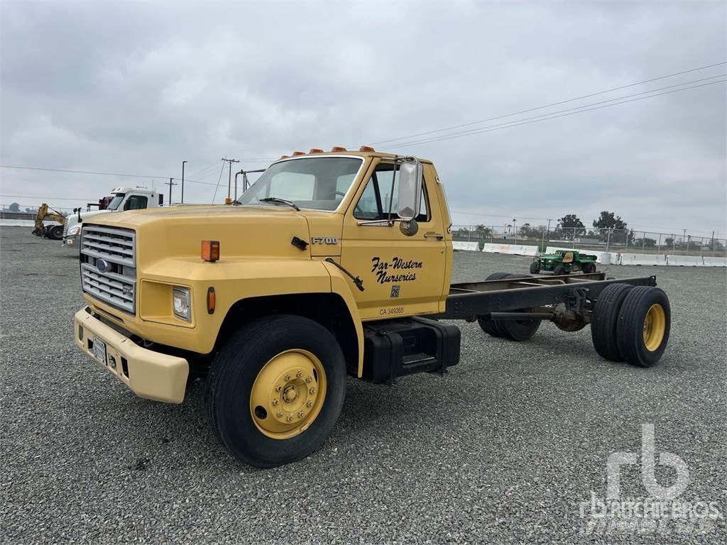 Ford F700 شاحنات بمقصورة وهيكل