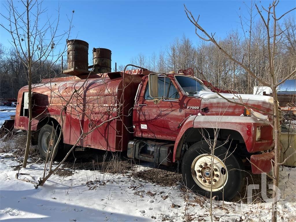 Ford F7000 شاحنات ذات صهاريج