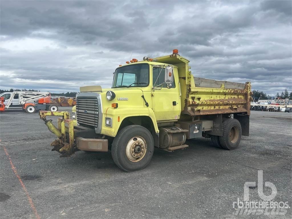 Ford L8000 شاحنات قلابة