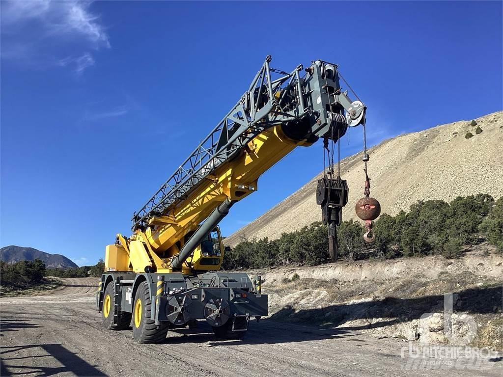 Grove RT890E رافعات الطرق الوعرة