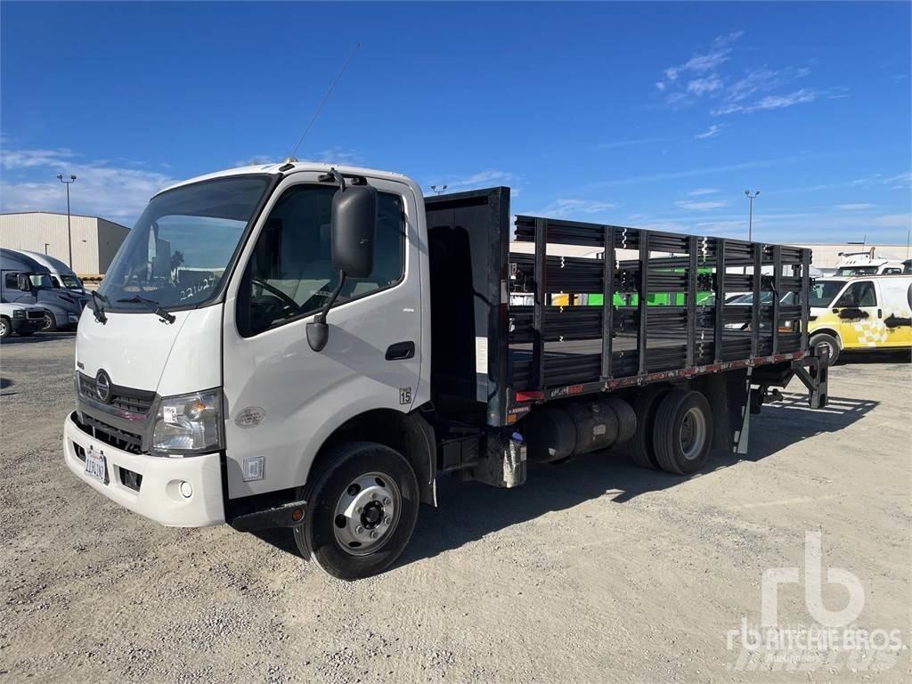 Hino 155 شاحنات مسطحة/مفصلية الجوانب