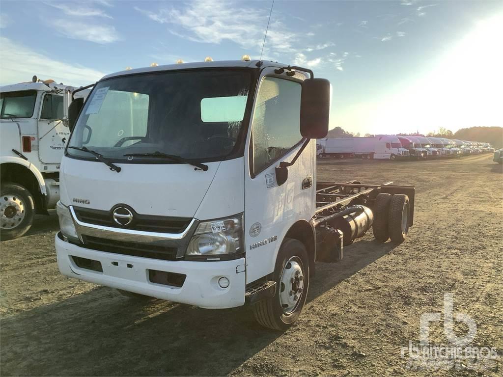 Hino 195 شاحنات بمقصورة وهيكل