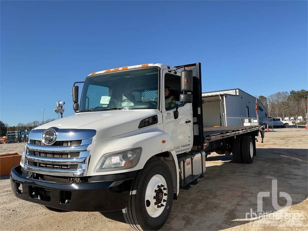 Hino 268 شاحنات مسطحة/مفصلية الجوانب