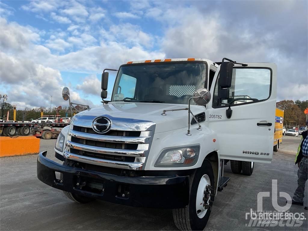 Hino 268 شاحنات مسطحة/مفصلية الجوانب