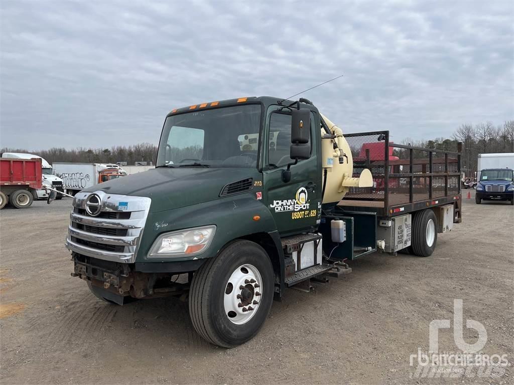 Hino 268 شاحنات مسطحة/مفصلية الجوانب