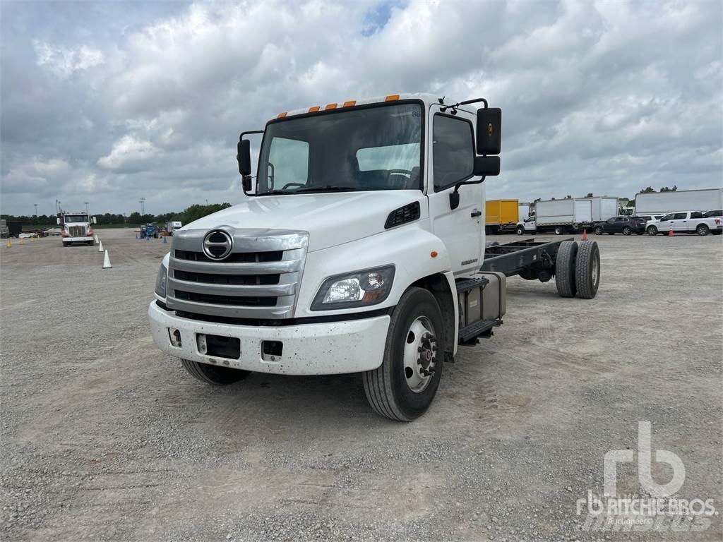 Hino 268 شاحنات بمقصورة وهيكل