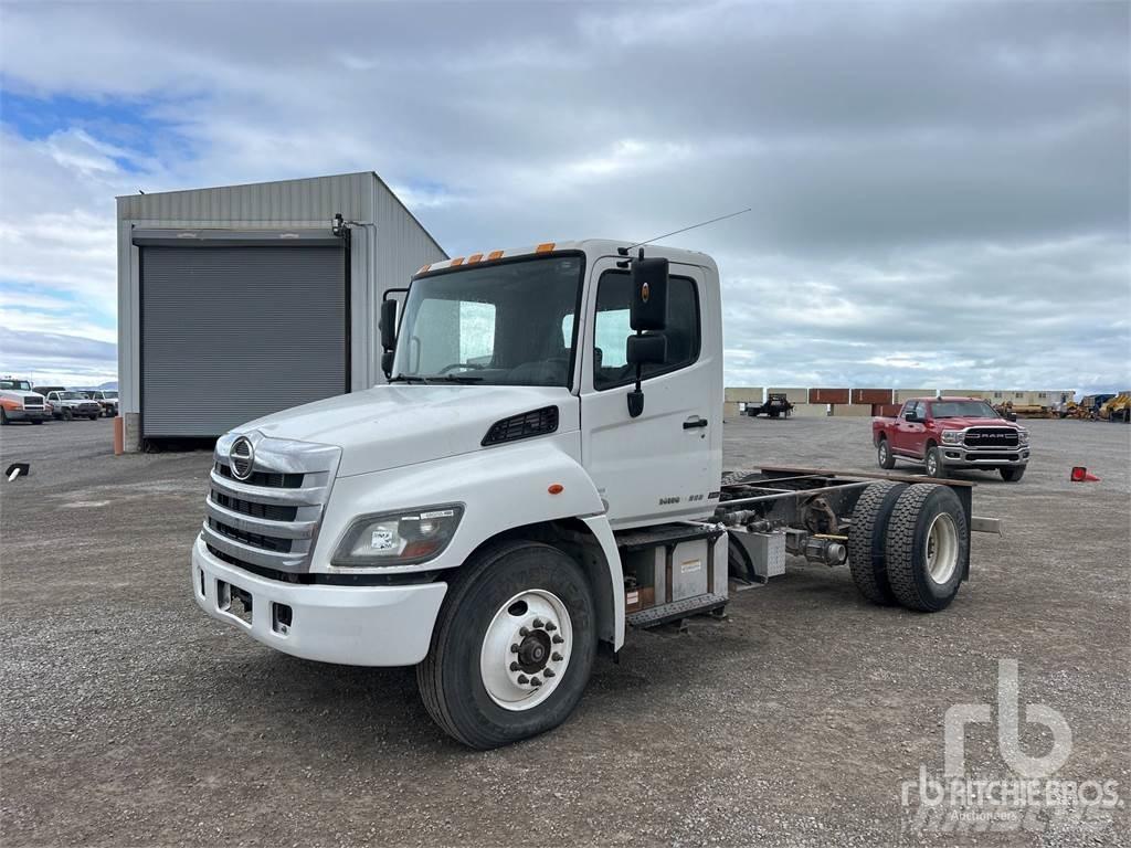 Hino 268 شاحنات بمقصورة وهيكل