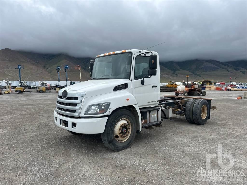 Hino 268 شاحنات بمقصورة وهيكل