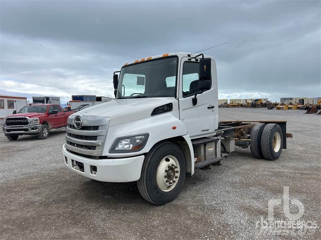 Hino 268 شاحنات بمقصورة وهيكل