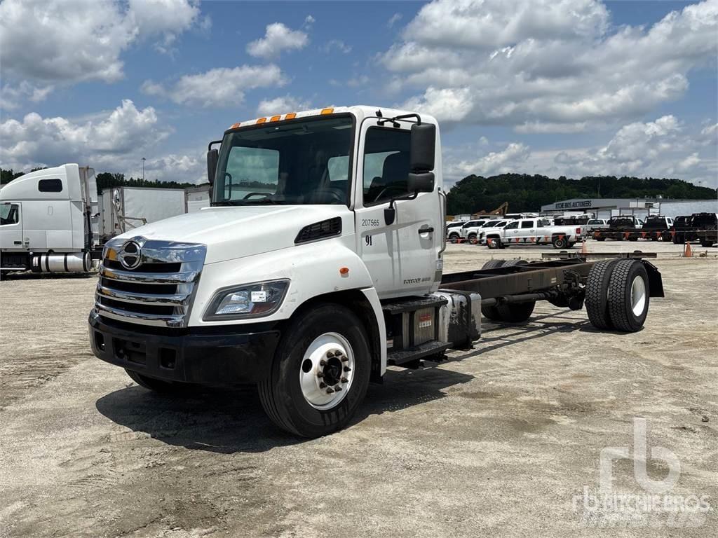 Hino 268 شاحنات بمقصورة وهيكل