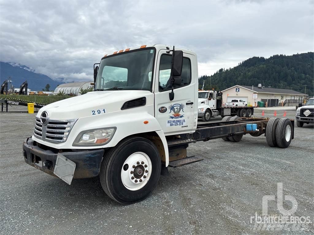 Hino 268 شاحنات مسطحة/مفصلية الجوانب
