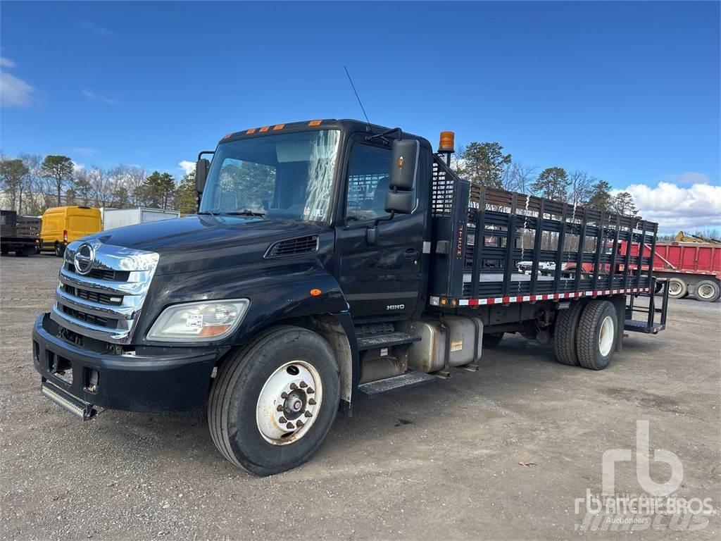 Hino 338 شاحنات مسطحة/مفصلية الجوانب