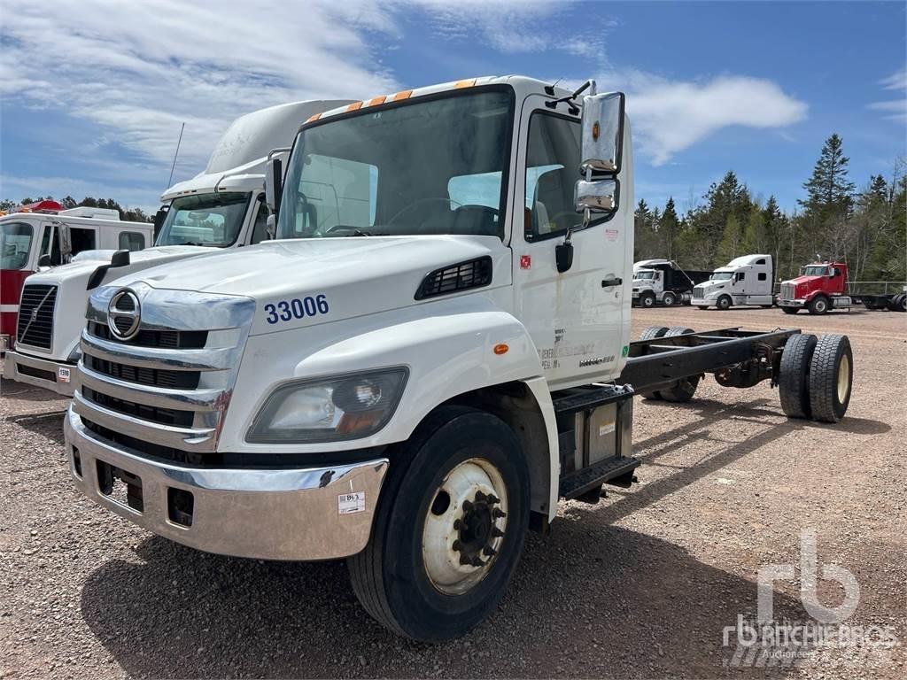 Hino 338 شاحنات بمقصورة وهيكل