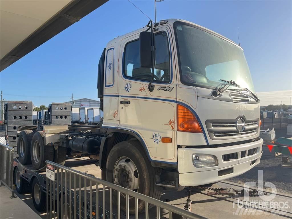 Hino FM1J شاحنات بمقصورة وهيكل