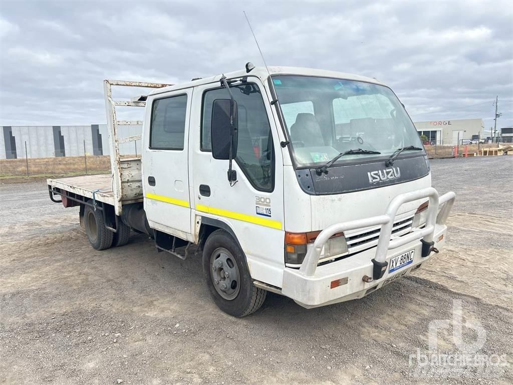 Isuzu NPR 300 شاحنات بمقصورة وهيكل