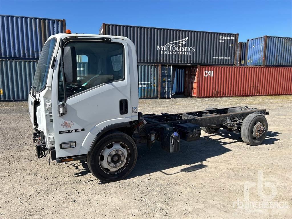 Isuzu NQRR شاحنات بمقصورة وهيكل