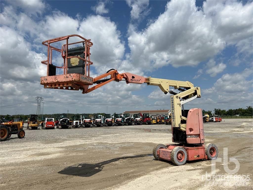 JLG E300AJP المصاعد والرافعات المادية
