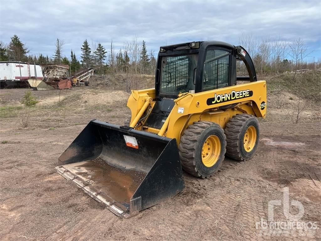 John Deere 250 لوادر انزلاقية التوجيه