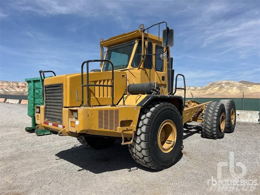 John Deere 300C شاحنات بمقصورة وهيكل