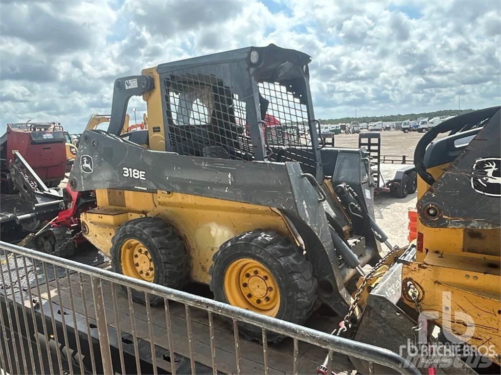 John Deere 318E لوادر انزلاقية التوجيه