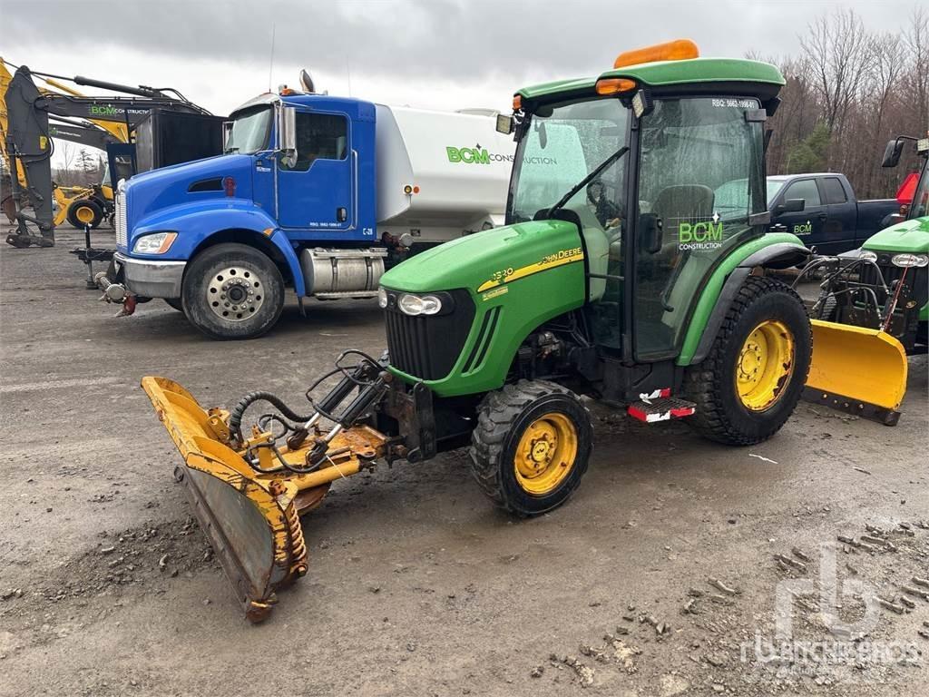 John Deere 3320 جرارات مدمجة