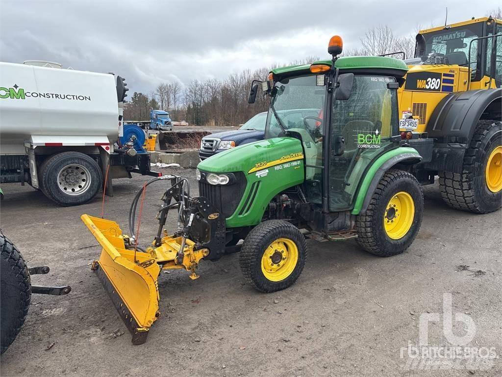 John Deere 3520 جرارات مدمجة