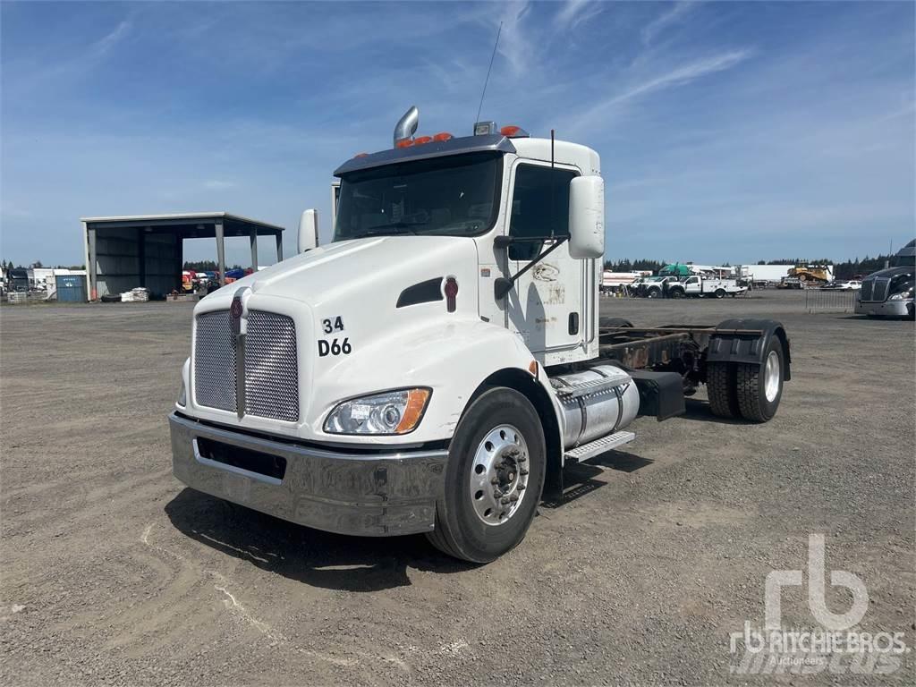 Kenworth T300 شاحنات بمقصورة وهيكل