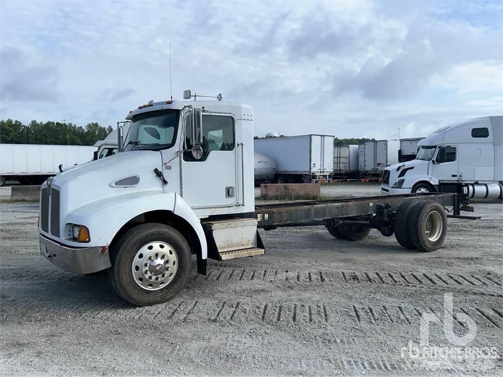 Kenworth T300 شاحنات بمقصورة وهيكل