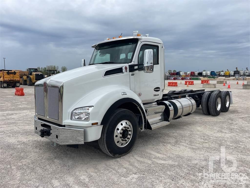 Kenworth T880 شاحنات بمقصورة وهيكل