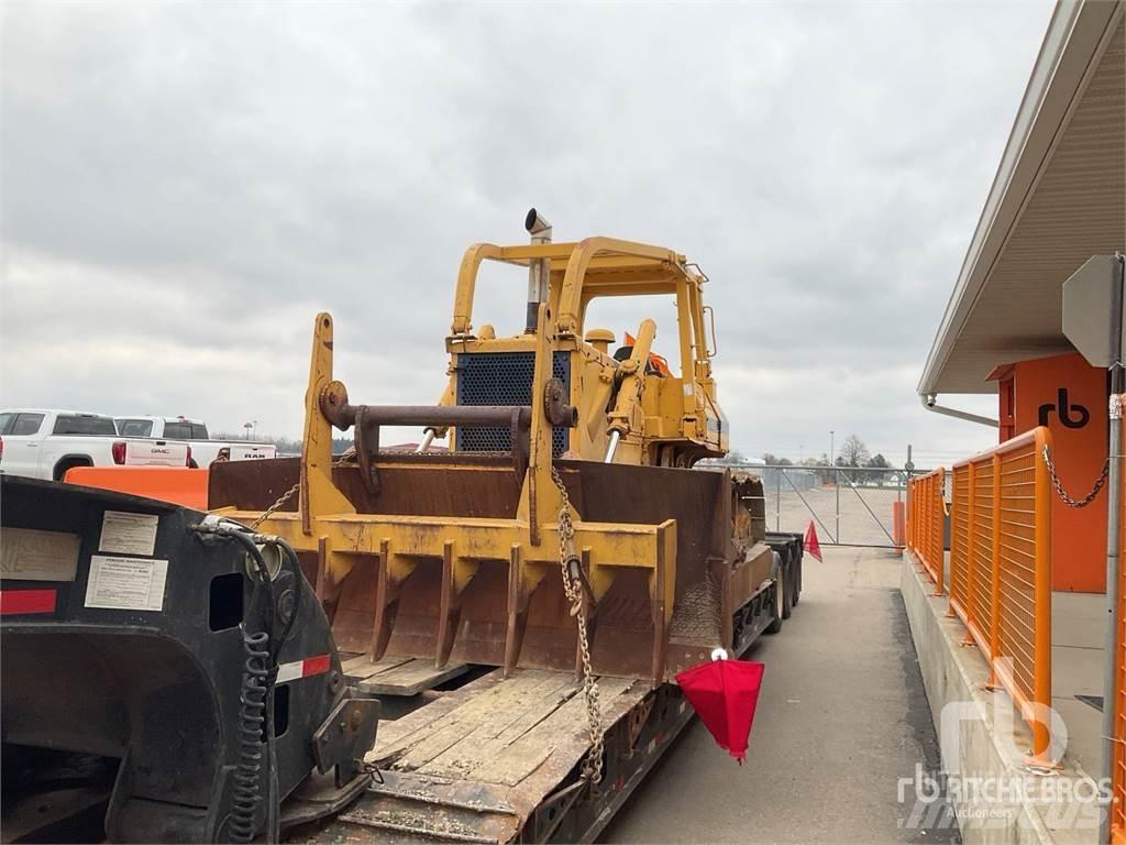 Komatsu D65E-8 بلدوزرات مجنزرة