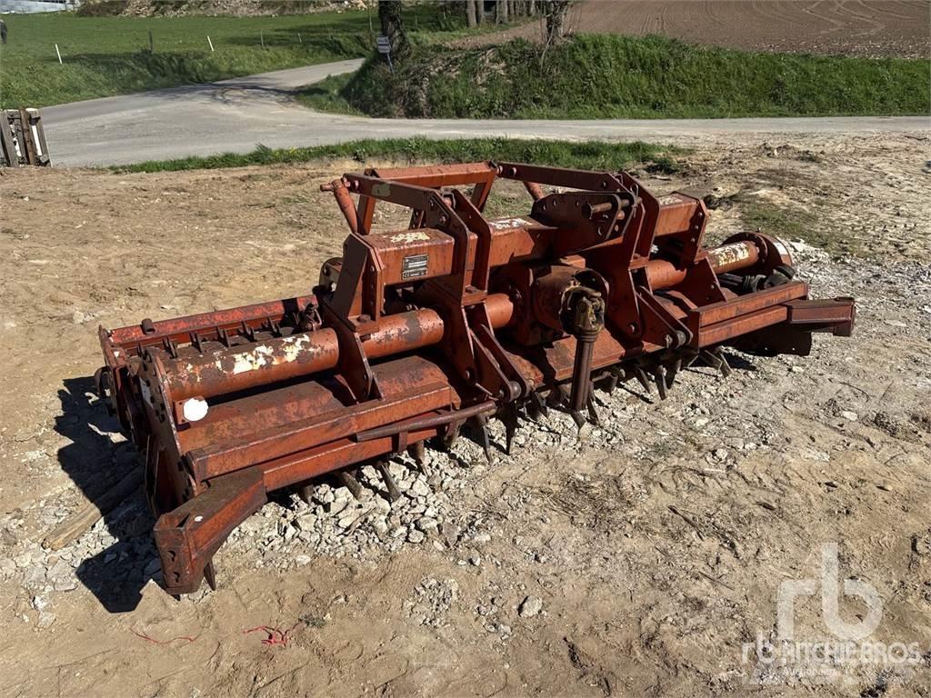 Kuhn EL131 300 جرارات ثنائية العجلات