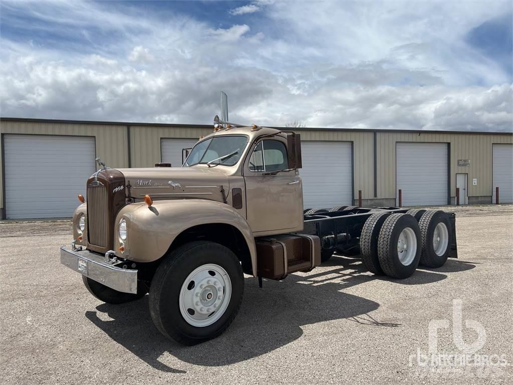Mack 1956 شاحنات بمقصورة وهيكل