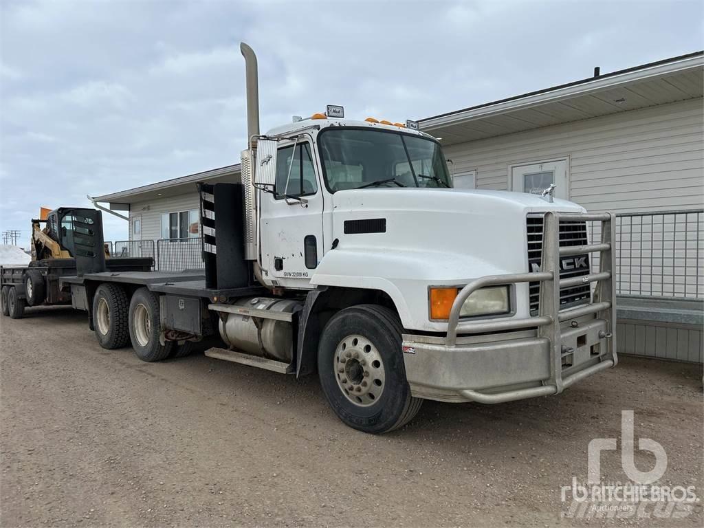 Mack 600 شاحنات مسطحة/مفصلية الجوانب