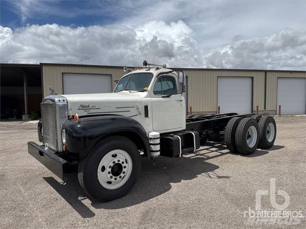 Mack B753S شاحنات بمقصورة وهيكل