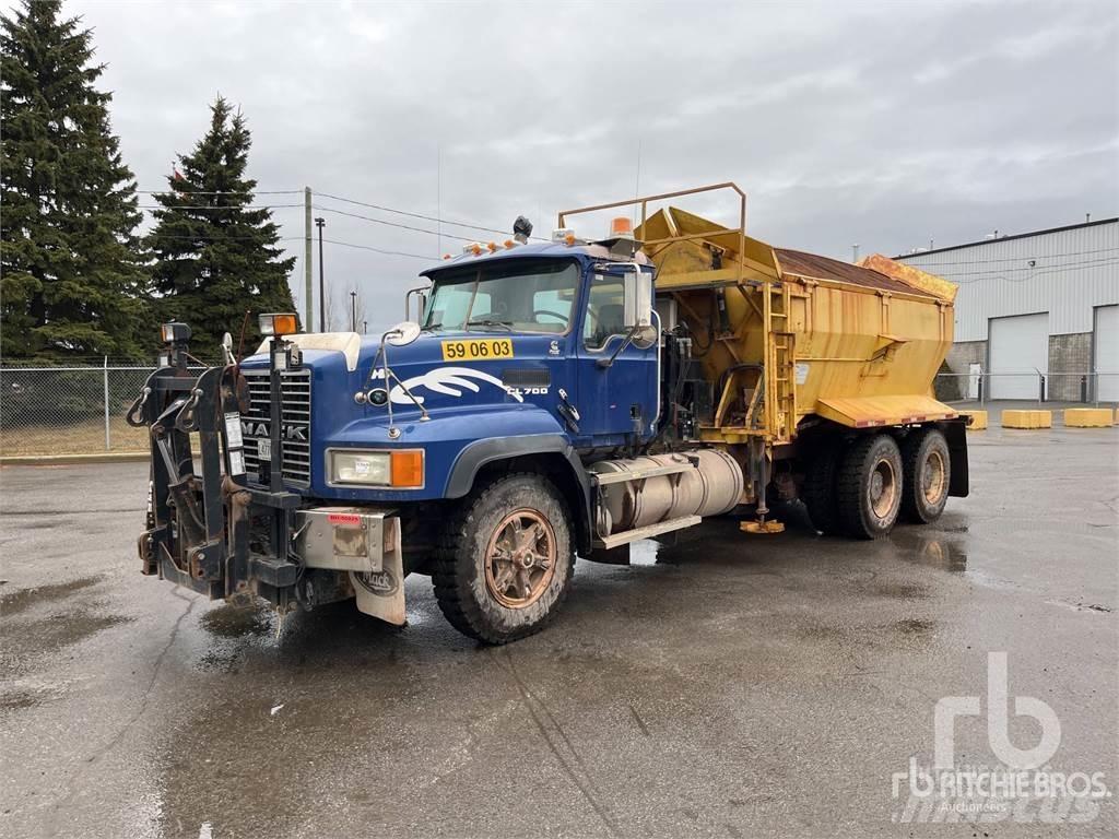 Mack CL733 حراثات ونصول الجليد