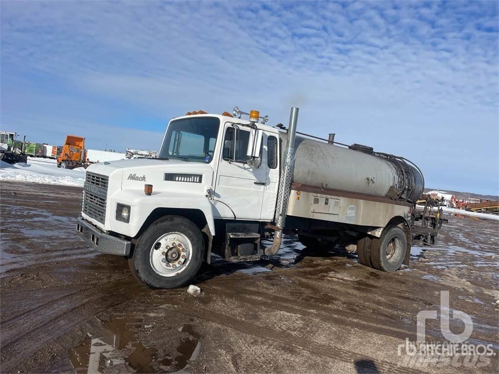 Mack CM422 رشاشات بيتومين