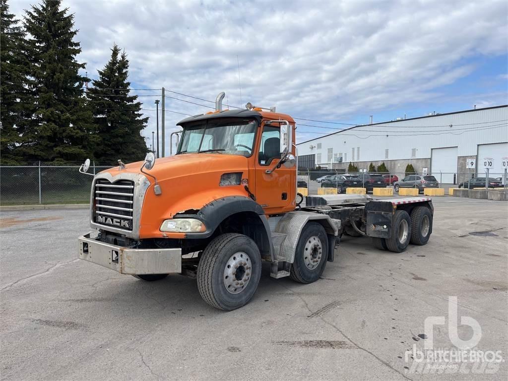 Mack CT713 شاحنات بمقصورة وهيكل