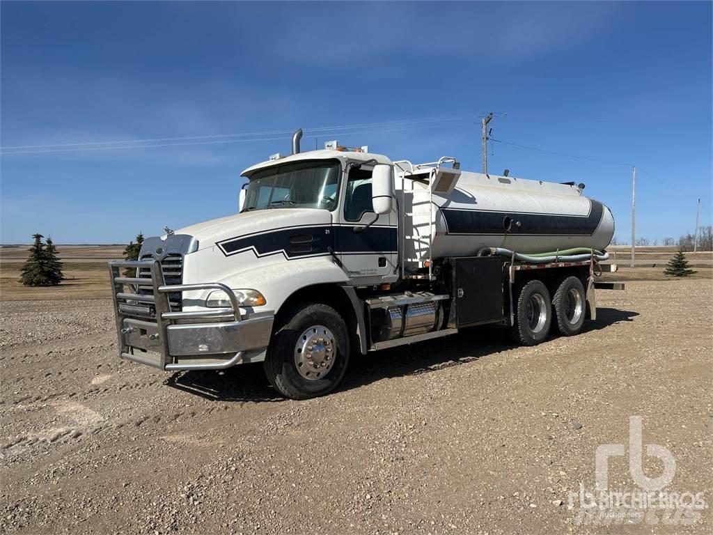 Mack CX613 صهاريج مياه