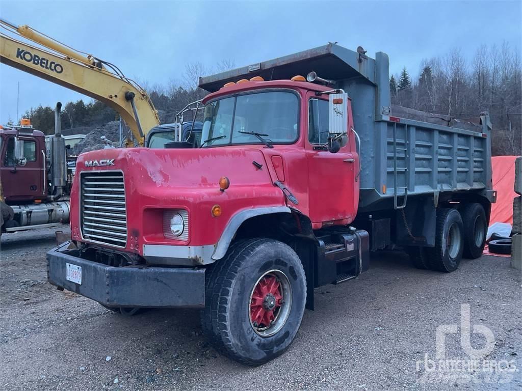 Mack DM690S شاحنات قلابة