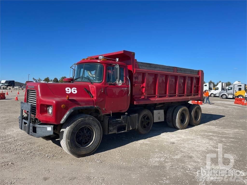 Mack DM690S شاحنات قلابة