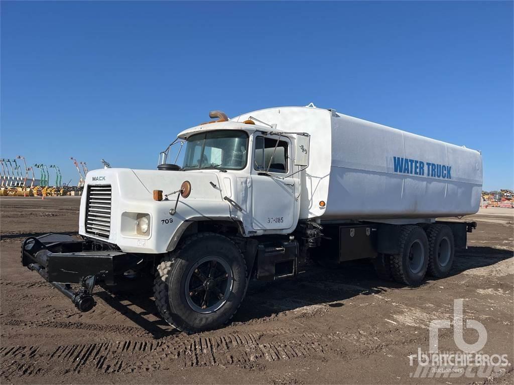 Mack DM690SX صهاريج مياه