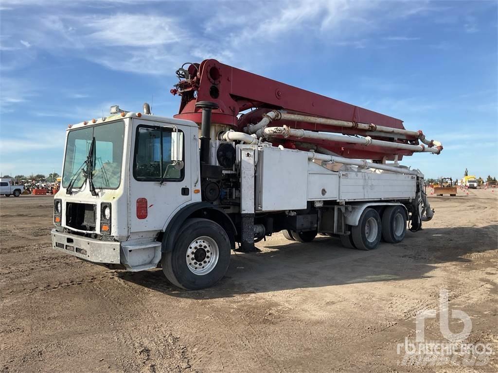 Mack MR688S شاحنات خرسانة