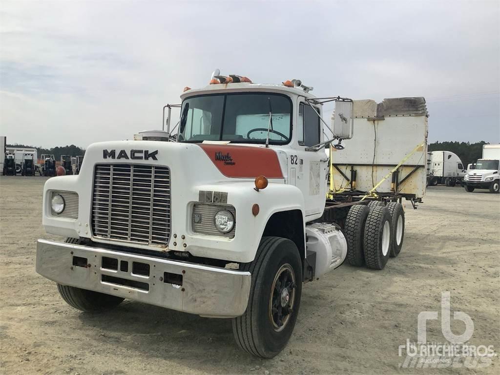 Mack R690ST مركبات الأغراض العامة