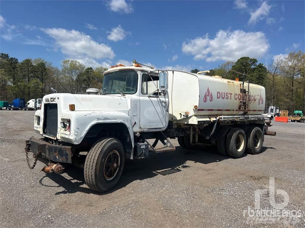 Mack RD685S صهاريج مياه
