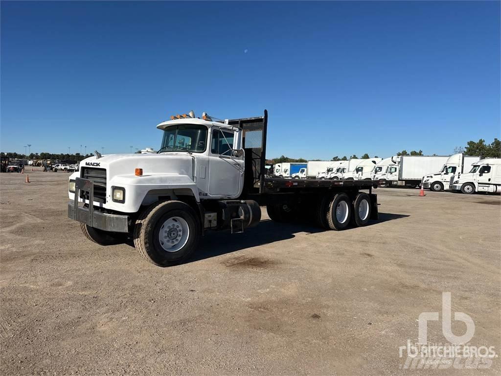 Mack RD688S شاحنات مسطحة/مفصلية الجوانب