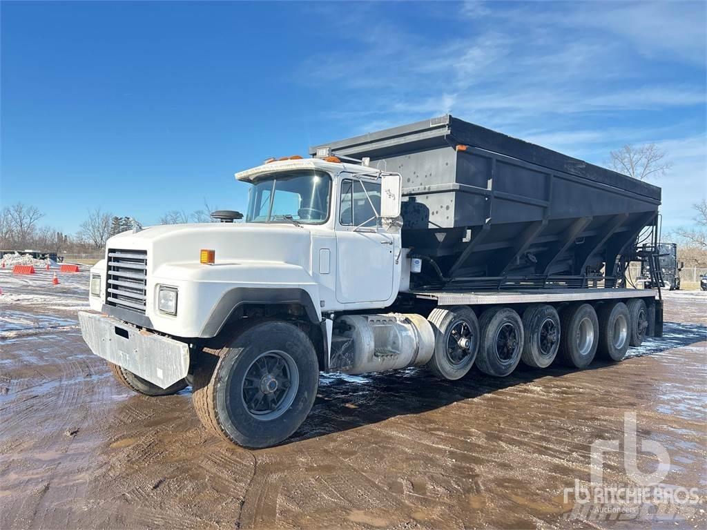 Mack RD688S شاحنات قلابة