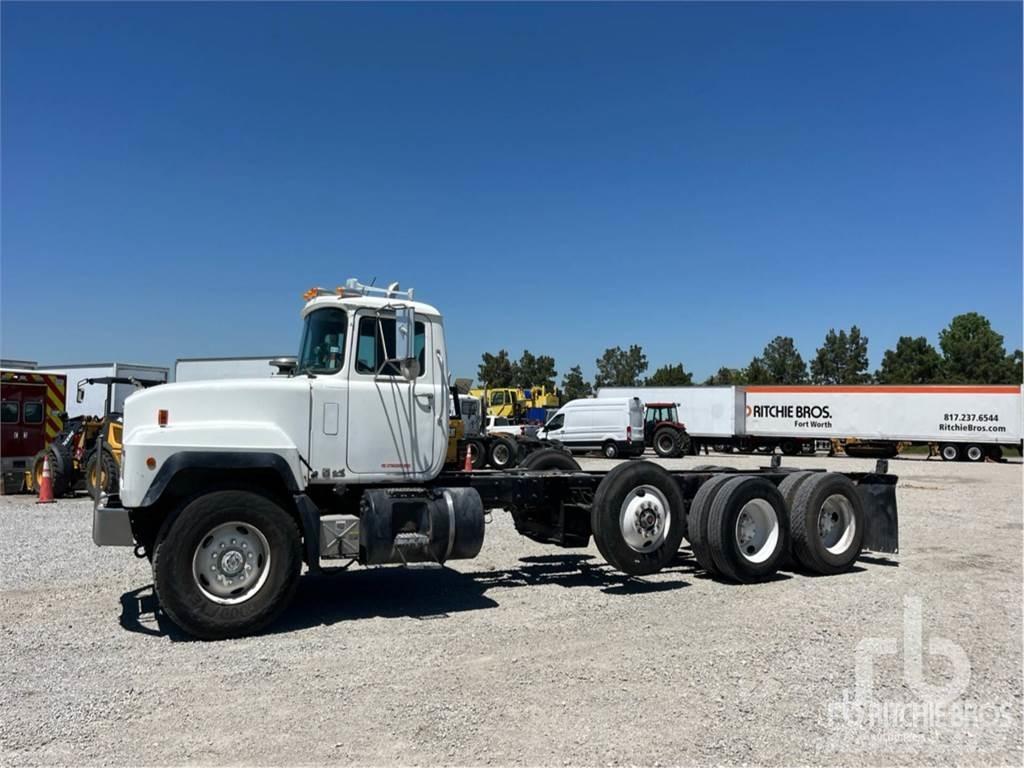 Mack RD688S شاحنات بمقصورة وهيكل